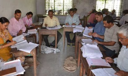 Students and parents protest in school in gaziabad 