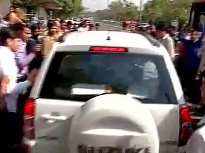 AAM admi sena protest before kejriwal residence 