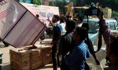 Bajrang Dal activists attack on indo pak trade fair.