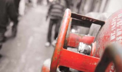 gas cylinder explosion women died in bilaspur himachal.