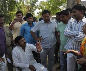 SP MLA tried to occupy the park in Gomati Nagar.