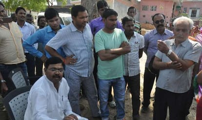 SP MLA tried to occupy the park in Gomati Nagar.