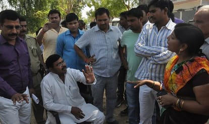 SP MLA tried to occupy the park in Gomati Nagar.
