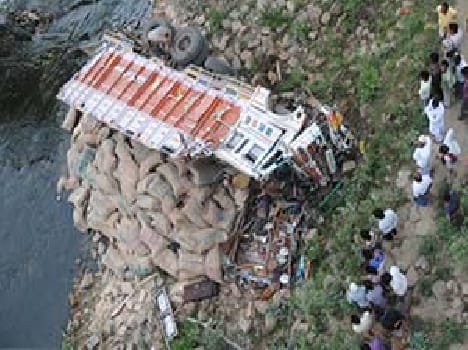 accident in pratapgarh
