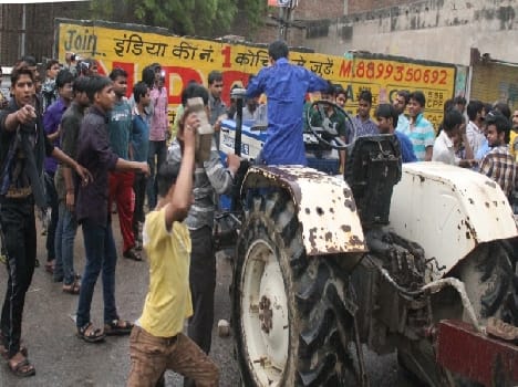 one man has died in road accident in mathura