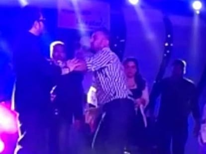 Meeka angry slap doctor to show Middle Finger