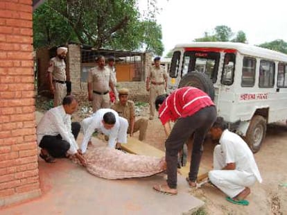 in name of son's job fraud with canteen owner, suicide