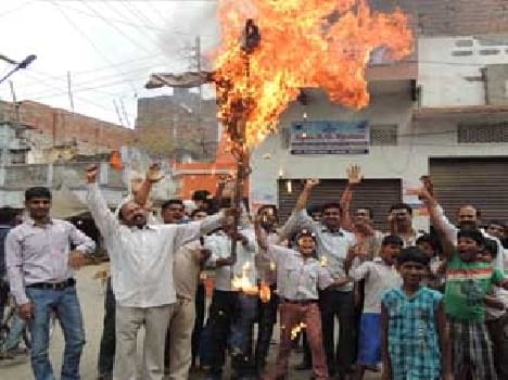 Pakistan blew between protesting mannequin