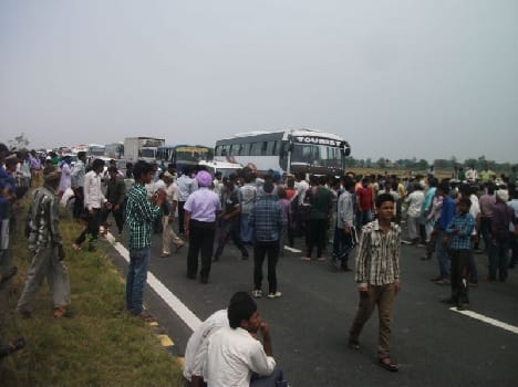 farmers block the expressway 