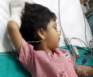 Chain snatchers shot 3 years old