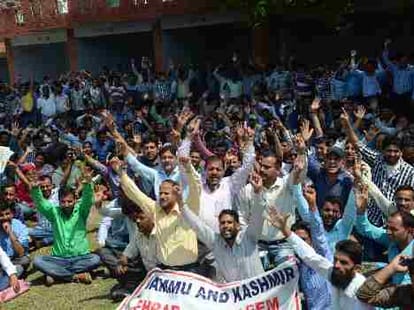 lathi charge on rte teachers in jammu