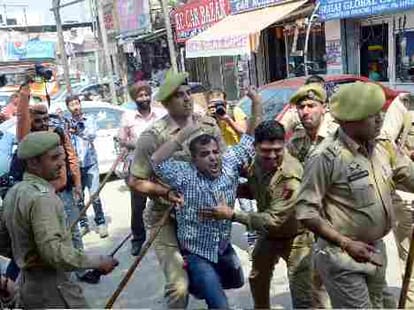 lathi charge on rte teachers in jammu