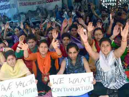 lathi charge on rte teachers in jammu