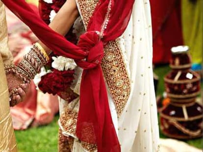 groom demanding car in dowry