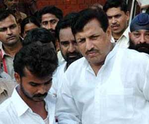 laptop and mobile given to amarmani tripathi in jail