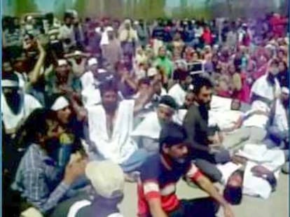 lathicharge in kashmir, over illegal construction at jhelum dam