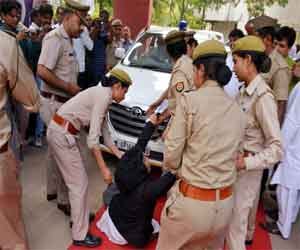 Principal Secretary to the car of the siege Parents.