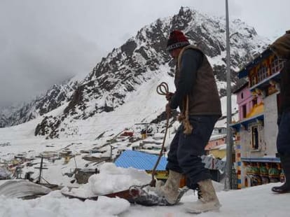 snowfall in badrinath hemkund chamoli.