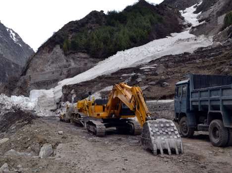 crack on kanchenganga iceberg at badrinath highway.