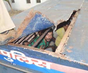 The prisoner escaped by cutting the roof of a moving van