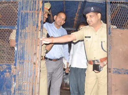 The prisoner escaped by cutting the roof of a moving van