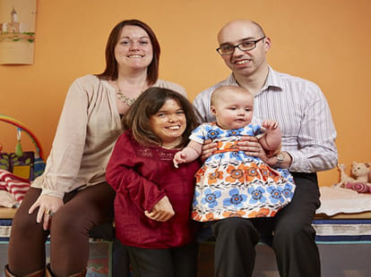 3 ?ft 7 inch woman becomes a mother