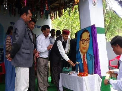  Amb??akara k? ?dar?a para calan? k? liy? sa?kalpa Ambedkar was the ideal resolution to tread