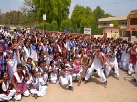 Students came on the road, blockade