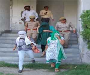 7 Couple caught in motel Hindon.