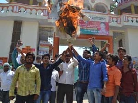 Blew the effigy of Prime Minister Modi Schhas