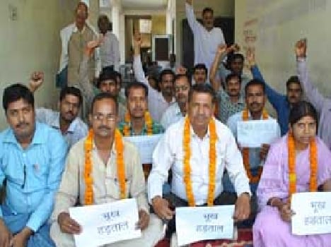 Promoted teachers started relay hunger strike