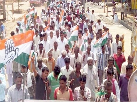 Hiking Dataganj against land acquisition bill