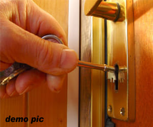 mother surprised when she opened pregnant daughter home lock 