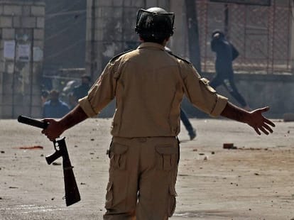 heavy stone pleating on armed forces in kashmir