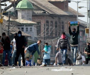 heavy stone pleating on armed forces in kashmir