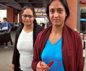 Knife found in a women bag at delhi metro