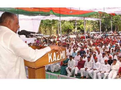 Mulayam spwaks about Janta Dal murge.