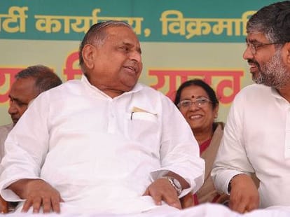 Mulayam spwaks about Janta Dal murge.
