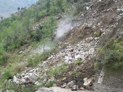 indo tibat nh landslide, danger to many villages.