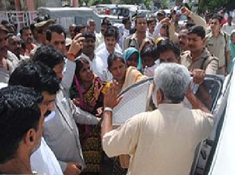 Demand of 40-40 thousand officers in the name of