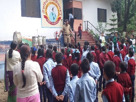 Taking fire training school children