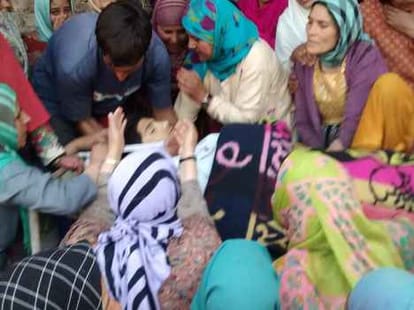 uneasy calm in kashmir, Syed Ali Shah Geelani and Mirwaiz Umer Farooq under house arrest