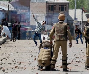 police lathicharge on business mens in kashmir
