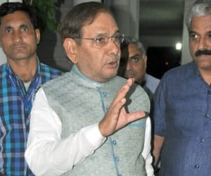 sharad yadav mets mufti mohammad sayeed, welcomes him to janata parivar