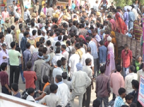 Young man in suspicious circumstances Death , be blocked in protest