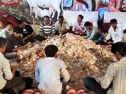 junagarh bjp mp showered money