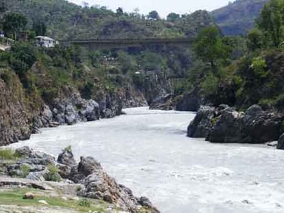 While photography at Beas River Delhi's tourist shed in himachal