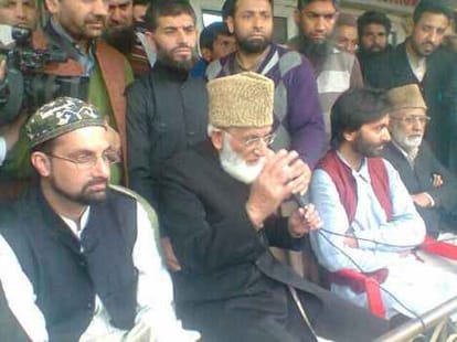 hurriyat leader geelani house arrest in srinagar
