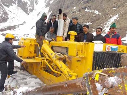 cm pray to badrinath for safe chardham yatra.