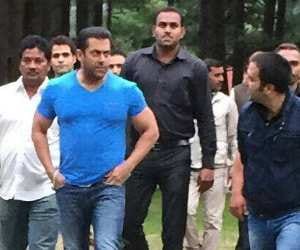 salman Khan caught in jam in srinagar